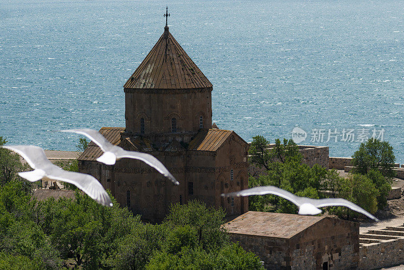 Akdamar Church, Aghtamar Church, Surp Haç Church或Holy Cross Cathedral是位于土耳其东部Lake Van的Akdamar岛上的一座教堂。